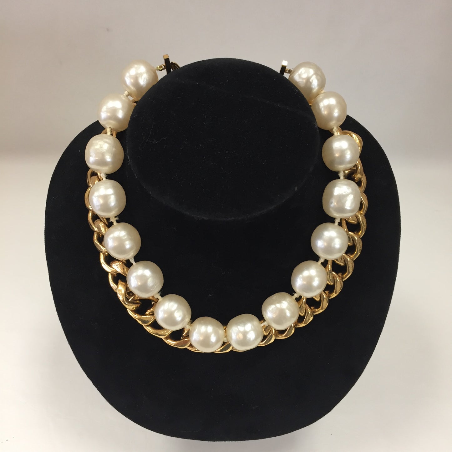 Authentic Chanel Jumbo Pearl/Gold Chain Necklace