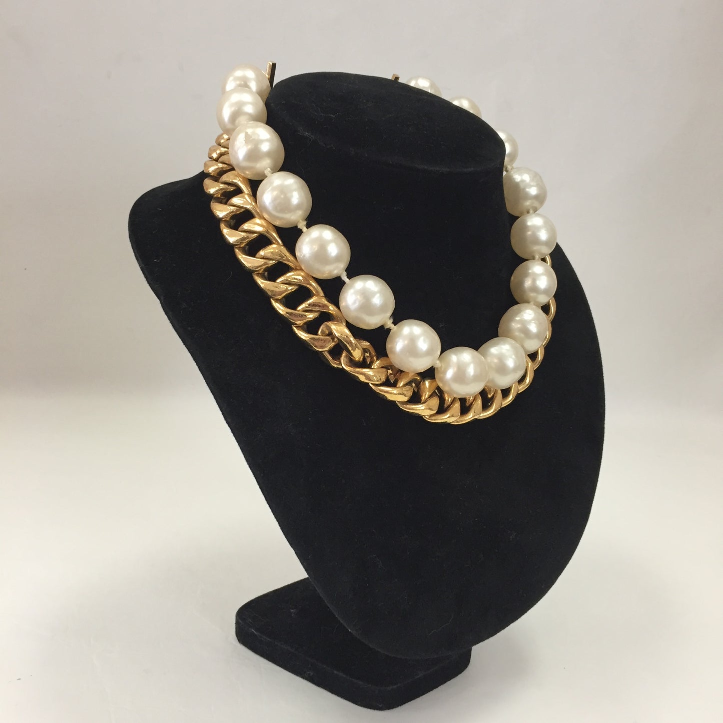 Authentic Chanel Jumbo Pearl/Gold Chain Necklace