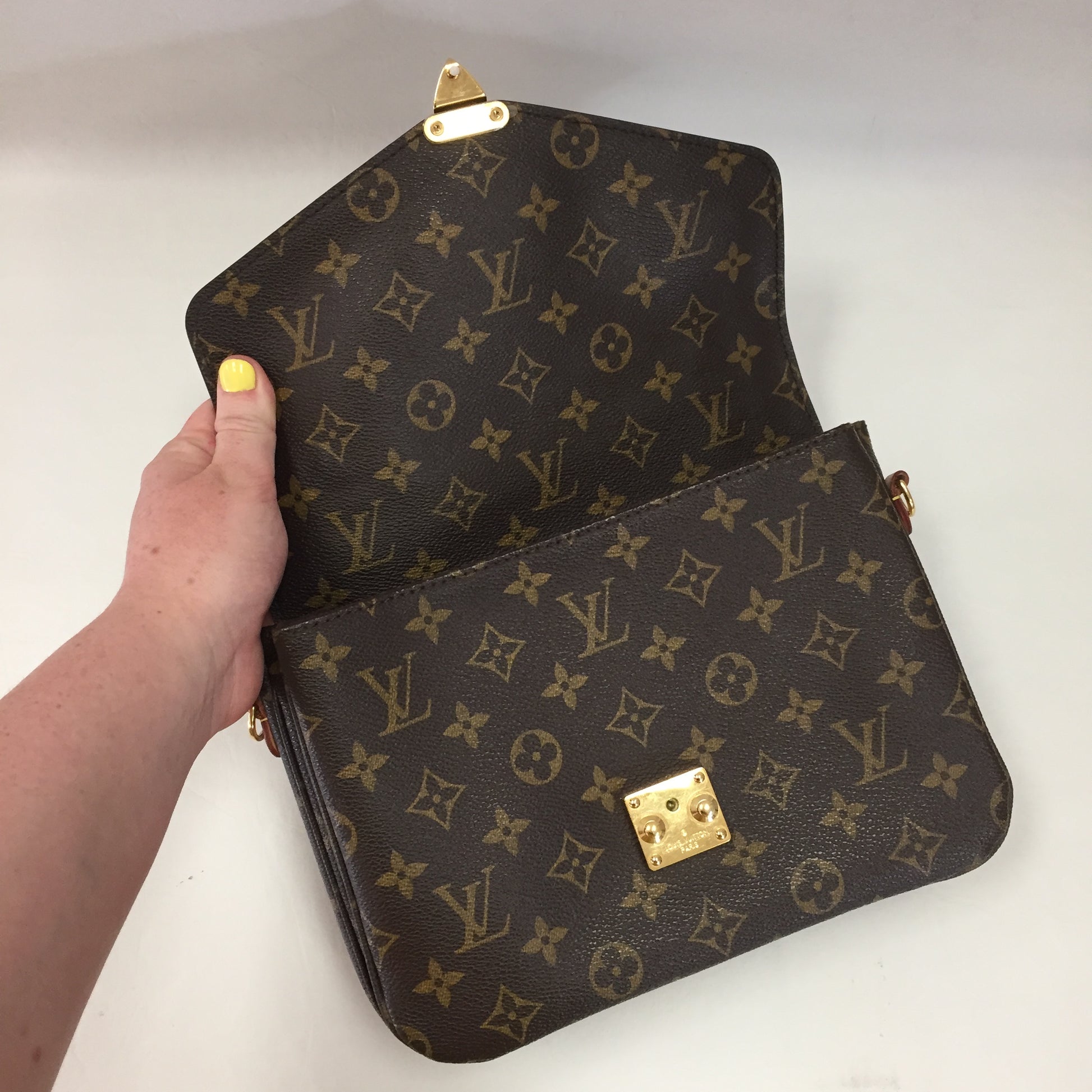 Authentic Louis Vuitton Pochette Metis (Made In France) – Luxe Touch Luxury  Resale