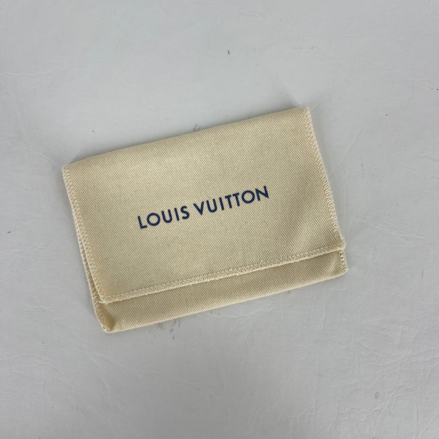 Authentic Louis Vuitton Valentine Vernis Key Cles